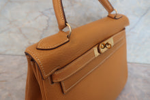 Load image into Gallery viewer, HERMES KELLY 28 Fjord leather Natural sable 〇O Engraving Shoulder bag 700120140
