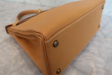 Load image into Gallery viewer, HERMES KELLY 28 Fjord leather Natural sable 〇O Engraving Shoulder bag 700120140
