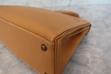 Load image into Gallery viewer, HERMES KELLY 28 Fjord leather Natural sable 〇O Engraving Shoulder bag 700120140
