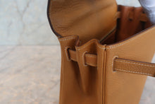 Load image into Gallery viewer, HERMES KELLY 28 Fjord leather Natural sable 〇O Engraving Shoulder bag 700120140
