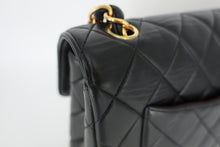 Load image into Gallery viewer, CHANEL Medium Matelasse Single Flap Chain shoulder bag Lambskin Black/Gold hardware Shoulder bag 800100165
