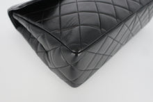Load image into Gallery viewer, CHANEL Medium Matelasse Single Flap Chain shoulder bag Lambskin Black/Gold hardware Shoulder bag 800100165

