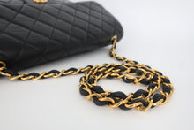Load image into Gallery viewer, CHANEL Medium Matelasse Single Flap Chain shoulder bag Lambskin Black/Gold hardware Shoulder bag 800100165
