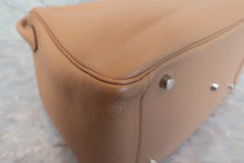 Load image into Gallery viewer, HERMES LINDY 34 Clemence leather Tabac camel □O Engraving Shoulder bag 600090011
