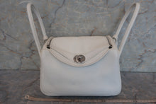 Load image into Gallery viewer, HERMES LINDY 26 Clemence leather White □M Engraving Shoulder bag 600090047
