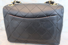 Load image into Gallery viewer, CHANEL Mini Matelasse single flap chain shoulder bag Lambskin Black/Gold hadware Shoulder bag 700100038
