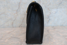Load image into Gallery viewer, CHANEL Matelasse single flap chain shoulder bag Lambskin Black/Gold hadware Shoulder bag 600060152
