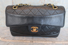 Load image into Gallery viewer, CHANEL Matelasse chain shoulder bag Lambskin Black/Gold hadware Shoulder bag 600080006
