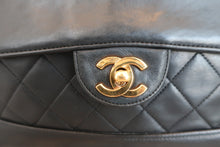 Load image into Gallery viewer, CHANEL Matelasse chain shoulder bag Lambskin Black/Gold hadware Shoulder bag 600080006
