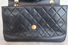 Load image into Gallery viewer, CHANEL Matelasse chain shoulder bag Lambskin Black/Gold hadware Shoulder bag 600080006
