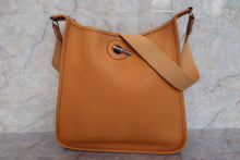 将图片加载到图库查看器，HERMES VESPA GM Clemence leather Natural sable □D刻印 Shoulder bag 600110074
