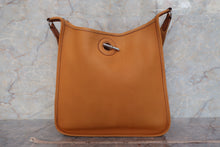 将图片加载到图库查看器，HERMES VESPA GM Clemence leather Natural sable □D刻印 Shoulder bag 600110074
