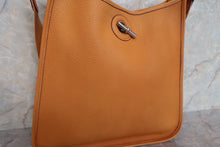 将图片加载到图库查看器，HERMES VESPA GM Clemence leather Natural sable □D刻印 Shoulder bag 600110074
