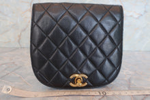 Load image into Gallery viewer, CHANEL Matelasse Waist bag Lambskin  Black/Gold hadware Waist bag 600070154
