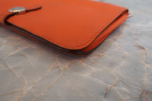 画像をギャラリービューアに読み込む, HERMES／エルメス ドゴンGM トゴ オレンジ □I刻印 財布 700020126
