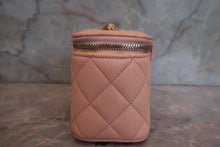 Load image into Gallery viewer, CHANEL Mini matelasse chain shoulder bag Lambskin Pink/Gold hadware Shoulder bag 700120141
