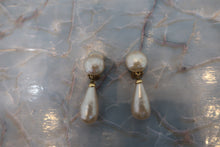 Load image into Gallery viewer, CHANEL Pearl earring Gold plate Gold Earring 600090060
