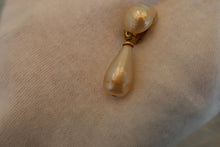 Load image into Gallery viewer, CHANEL Pearl earring Gold plate Gold Earring 600090060
