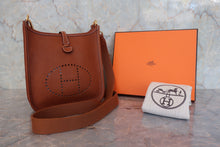 将图片加载到图库查看器，HERMES  EVELYNE TPM Clemence leather Gold W刻印 Shoulder bag 800080183
