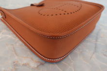 将图片加载到图库查看器，HERMES  EVELYNE TPM Clemence leather Gold W刻印 Shoulder bag 800080183
