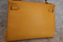 Load image into Gallery viewer, HERMES KELLY 32 Graine Couchevel leather Jaune 〇X Engraving Shoulder bag 500050082
