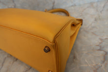 Load image into Gallery viewer, HERMES KELLY 32 Graine Couchevel leather Jaune 〇X Engraving Shoulder bag 500050082
