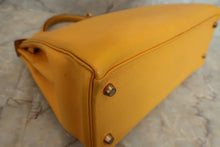 Load image into Gallery viewer, HERMES KELLY 32 Graine Couchevel leather Jaune 〇X Engraving Shoulder bag 500050082
