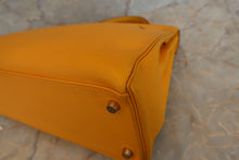 Load image into Gallery viewer, HERMES KELLY 32 Graine Couchevel leather Jaune 〇X Engraving Shoulder bag 500050082
