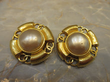 Load image into Gallery viewer, CHANEL CC mark Pearl earring Gold plate Gold  Earring 400040092

