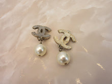 Load image into Gallery viewer, ＣＨＡＮＥＬ CC mark Pearl Earring  Silver plated  Silver  Earring  30010032

