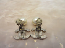 Load image into Gallery viewer, ＣＨＡＮＥＬ CC mark Pearl Earring  Silver plated  Silver  Earring  30010032
