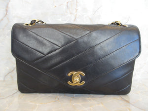 CHANEL V-Stitch single flap chain shoulder bag Lambskin Black  Shoulder bag 300090074