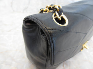 CHANEL V-Stitch single flap chain shoulder bag Lambskin Black  Shoulder bag 300090074