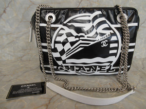 CHANEL/LA PAUSA Logo chain shoulder bag vinyl Black/White/Silver hadware  Shoulder bag 400010162