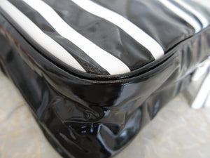 CHANEL/LA PAUSA Logo chain shoulder bag vinyl Black/White/Silver hadware  Shoulder bag 400010162