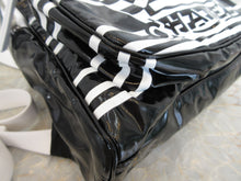 将图片加载到图库查看器，CHANEL/香奈儿 LA PAUSA Logo back pack 塑胶 Black/White/Silver hadware(黑色/白色/银色金属) 背包 400010161
