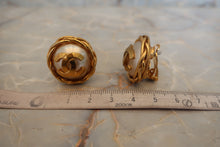 Load image into Gallery viewer, CHANEL CC mark Pearl earring Gold plate Gold CHANEL CC mark Pearl earring 500010120
