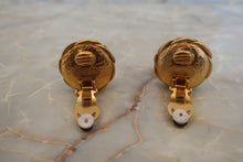 Load image into Gallery viewer, CHANEL CC mark Pearl earring Gold plate Gold CHANEL CC mark Pearl earring 500010120
