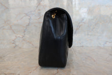 Load image into Gallery viewer, CHANEL Matelasse single flap chain shoulder bag Lambskin Black/Gold hadware Shoulder bag 500030063
