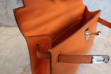 将图片加载到图库查看器，HERMES Pochette Kelly Mini Swift leather Orange □L刻印 Hand bag 400060126
